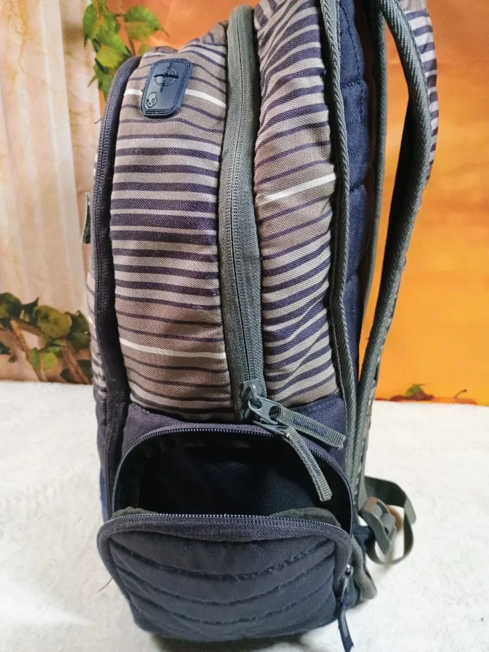 EUC VTG Skullcandy Navy Blue & Gray Striped Skateboard Backpack Tech Pocket